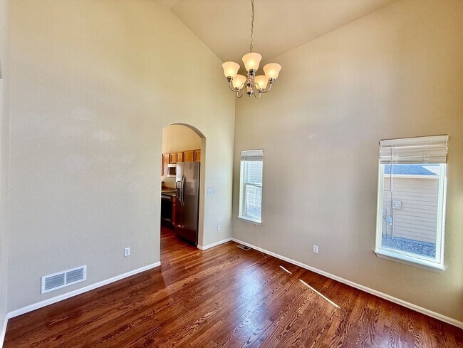 Foto del edificio - Spacious 4-Bedroom Home with Main level Li...