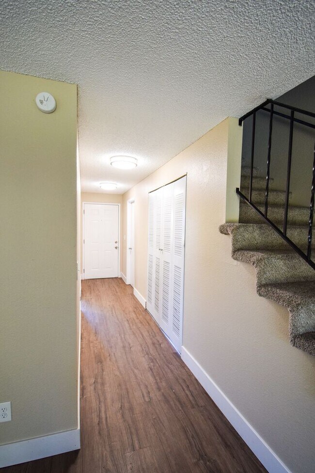 Building Photo - Spacious 2 bedroom 1.5 bath Town house Apartment!