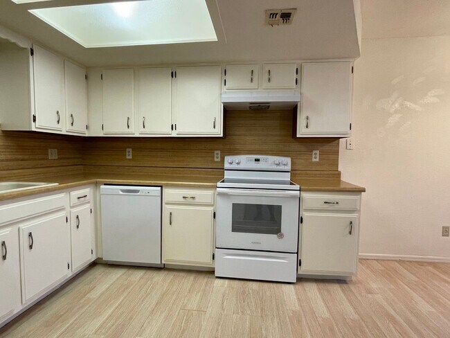 Building Photo - 2 Bedroom 2 Bathroom