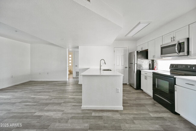 Building Photo - 3065 N 67th Ave