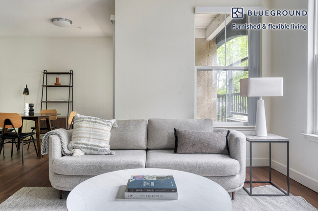 Foto del edificio - 1271 Lakeside Dr