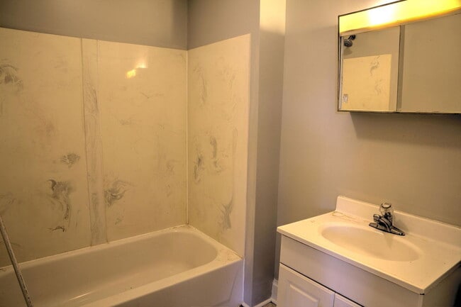 Building Photo - 250 1/2 W 5th Ave