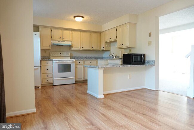 Building Photo - 7609 Nutwood Ct