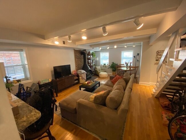 Building Photo - 347 W Dickens Ave