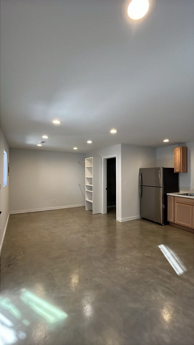 Building Photo - 214 N Burlington Ave