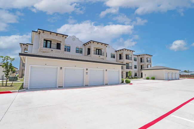 Building Photo - Avanti Legacy Emerald Point Apartments