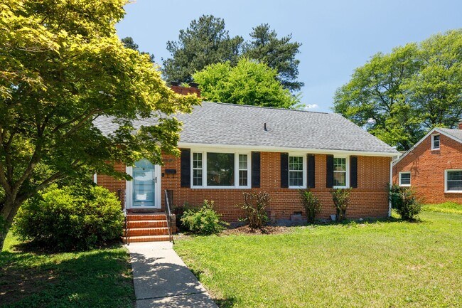 Building Photo - Beautiful 2 Bedroom Corner Lot of Park Ave! ***Available Late June 2026***