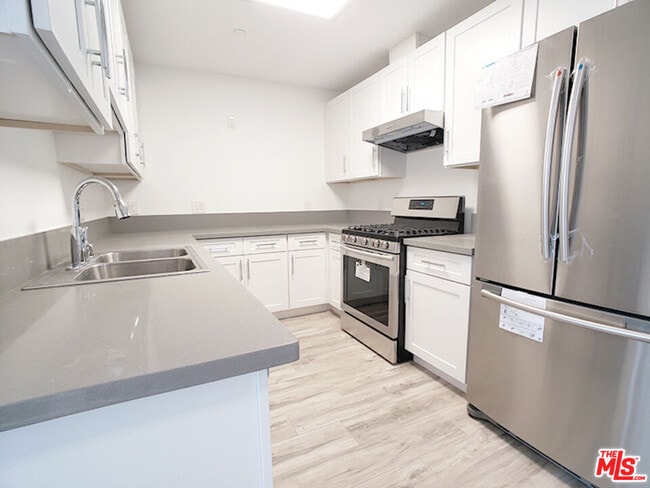 Building Photo - 1229 S Kingsley Dr