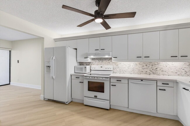 Building Photo - 5900 Camino Del Sol