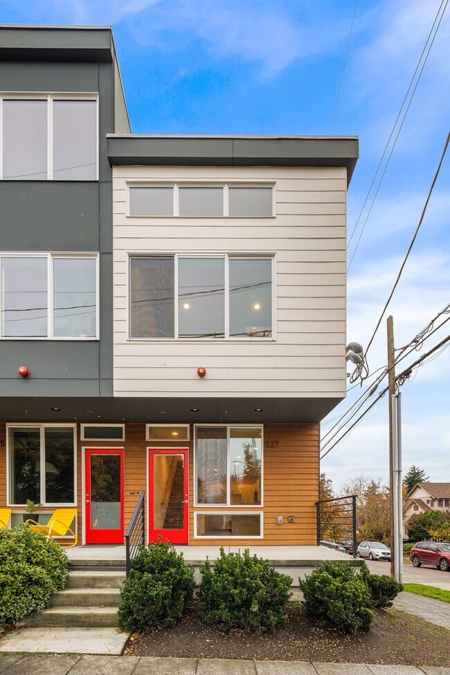 Building Photo - Ballard 2 Bedroom Townhome - End Unit with...