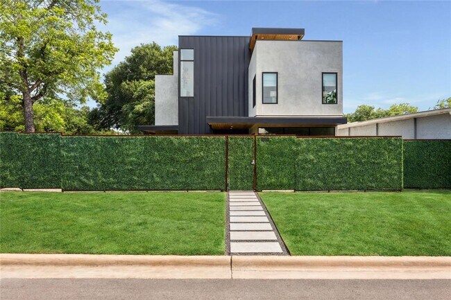 Building Photo - 1304 Comal St
