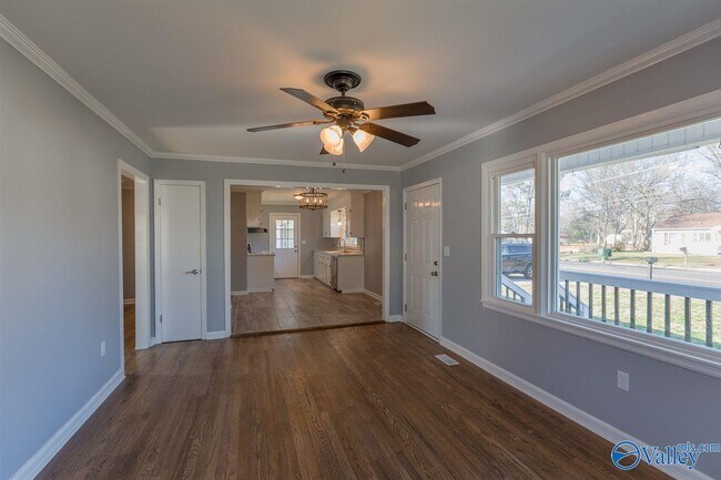 Foto del edificio - 1710 Oakwood Ave NE