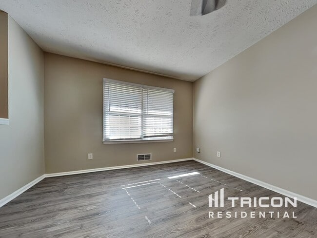 Building Photo - 135 Victoria Dr