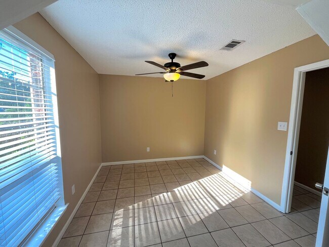 Building Photo - 4 Bed Home Close to NAS Pensacola
