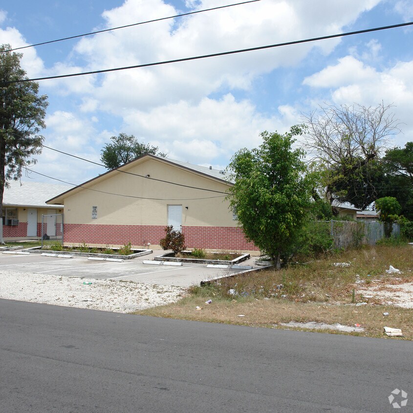 Building Photo - 3811-3827 SW 12th Ct