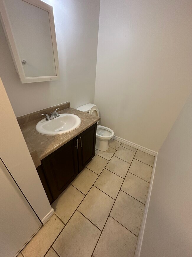 Building Photo - Large 3 Bedroom Townhouse Available