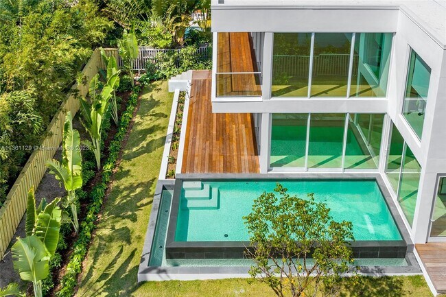 Foto del edificio - 850 W 47th Ct