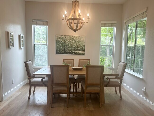 Foto del edificio - 2363 Laurelwood Dr