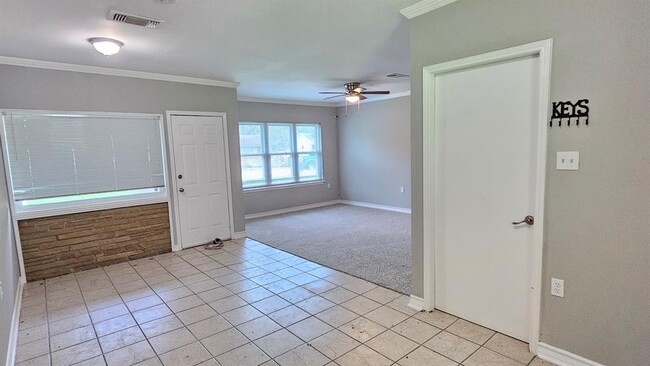 Building Photo - 207 Redwood St