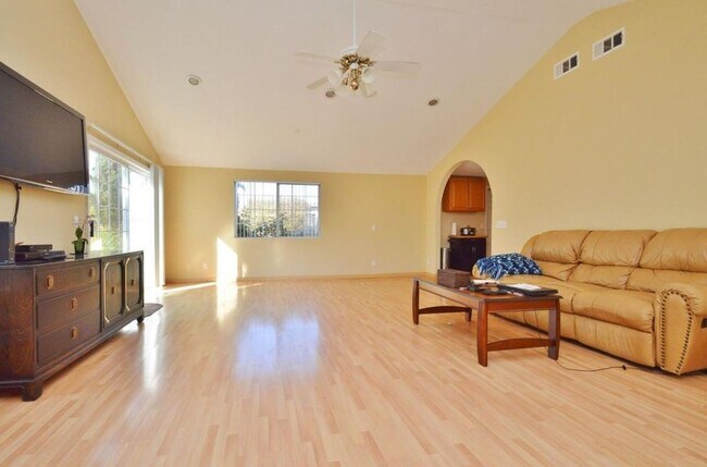 Foto del edificio - $3,490 / GORGEOUS CENTRAL FREMONT HOME COM...