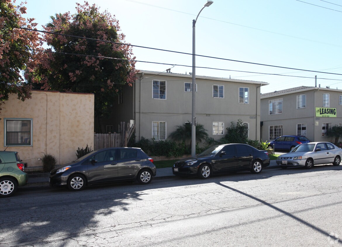 Foto del edificio - 6858 De Longpre Ave