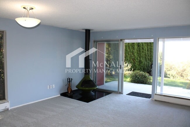Foto del edificio - Beautiful 1 Bedroom Water View Condo