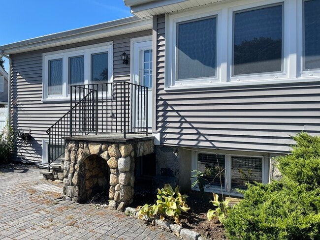 Building Photo - 40 Ledge Ave