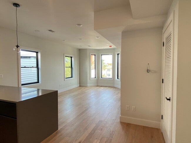 Building Photo - 41 Thorne St