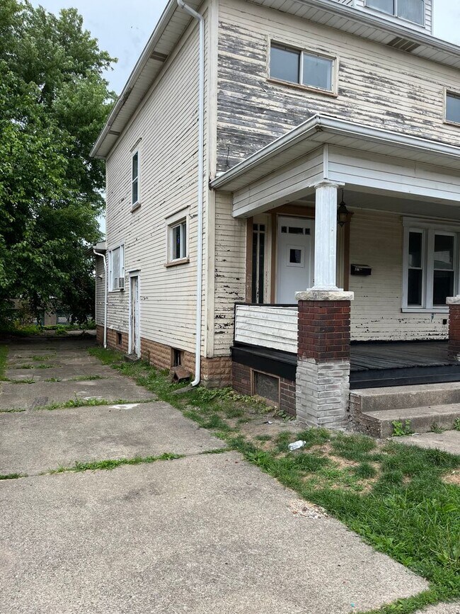 Building Photo - Three Bedroom Single Family House
