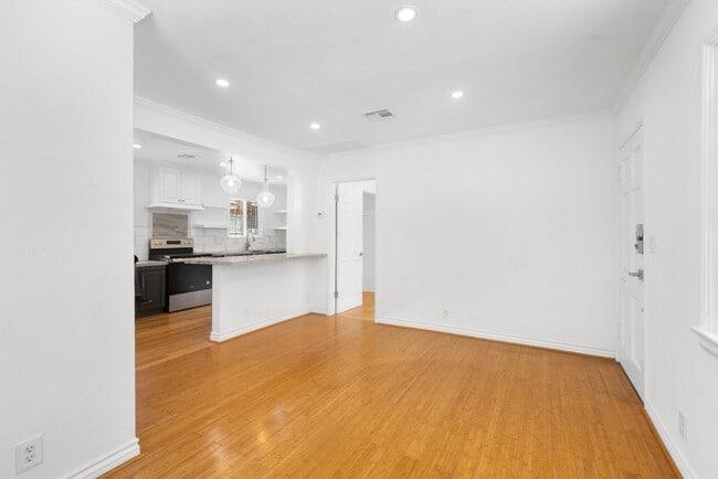 Foto del edificio - Updated 2BR Duplex in Angeles Mesa – Solar...