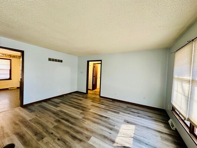 Foto del edificio - {1809} Spacious Duplex in Great Blue Springs Location + Finished Basement + 1 Car Garage