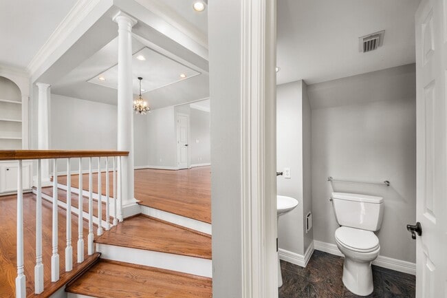 Building Photo - 2433 Quenby St