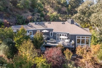Building Photo - 5 Oak Forest Ct
