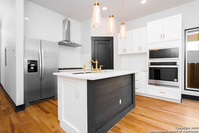 Building Photo - Charming home near Downtown!