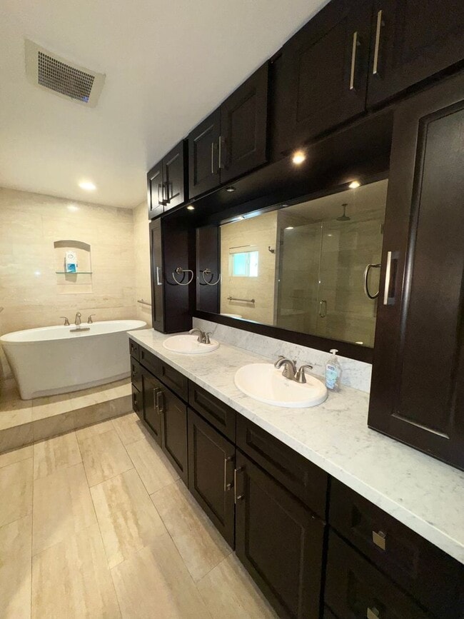 Building Photo - Beautifully Updated 3 Bedroom, 2 bath Rola...