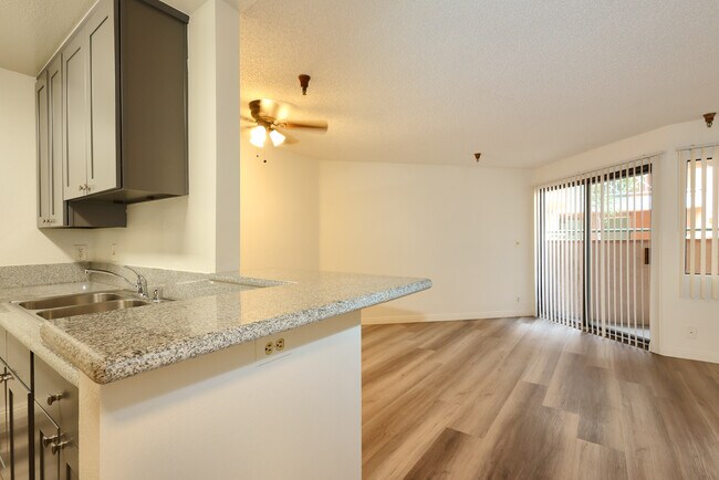 Foto del edificio - 1791 N Sycamore Ave