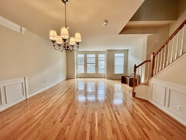 Building Photo - Spacious and close to Metro!