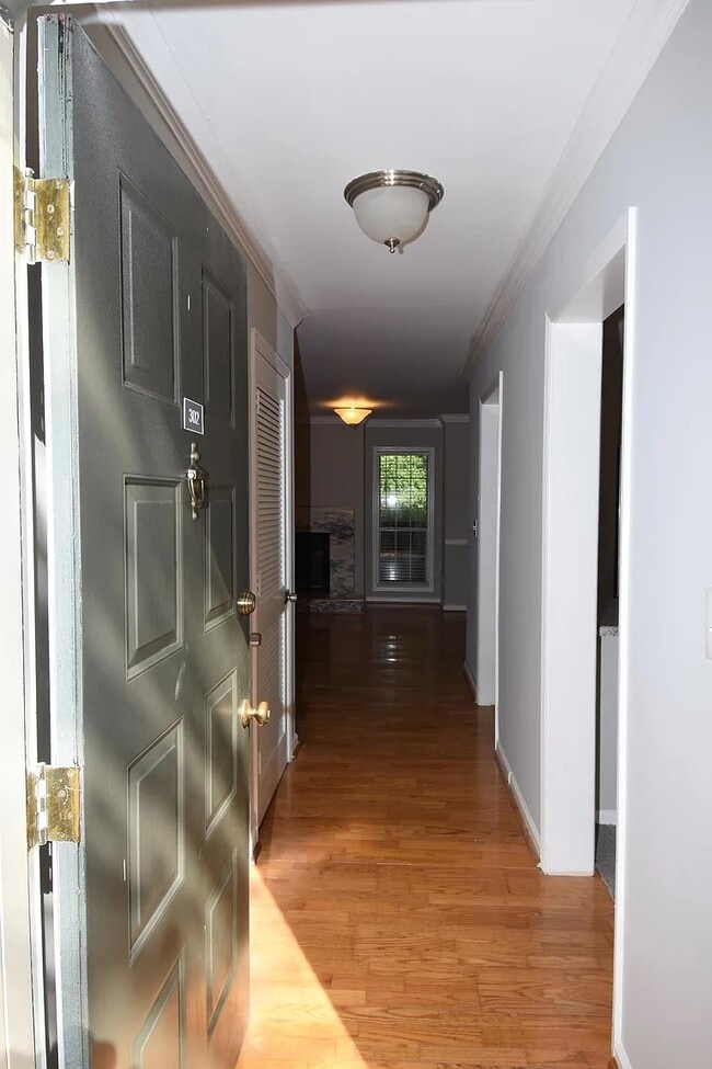Corridor - 302 Lenox Way NE