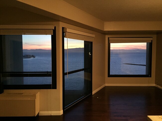 Foto del edificio - 6363 Christie Ave