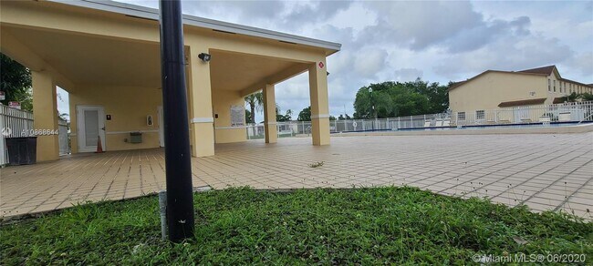 Foto del edificio - 6627 Winfield Blvd