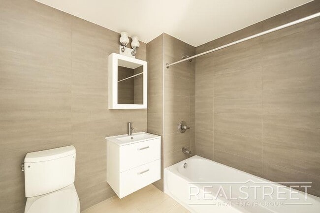 Building Photo - LUXURY 1 BED LOFT in Queens!