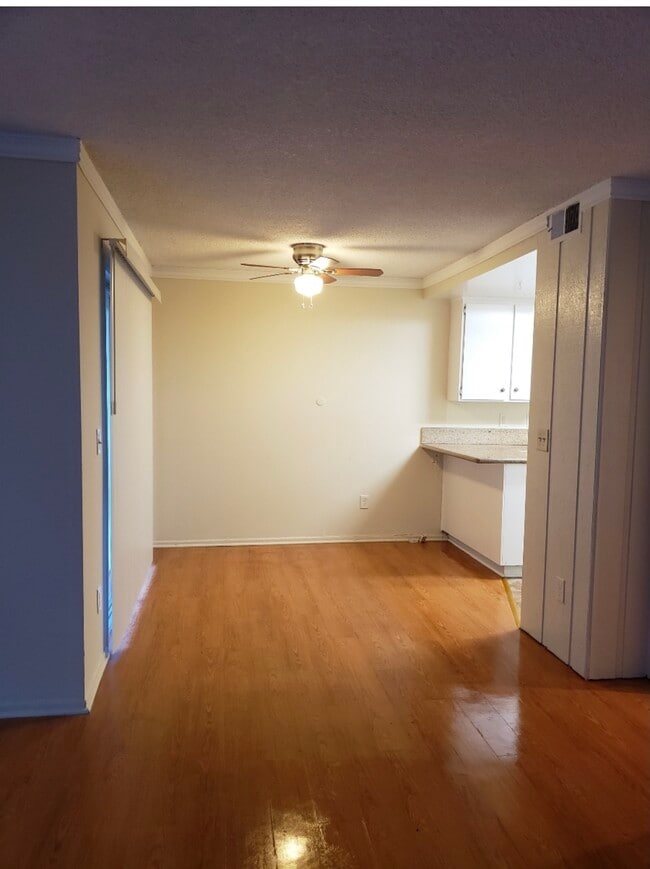 Dining Room - 6420 Balboa Blvd
