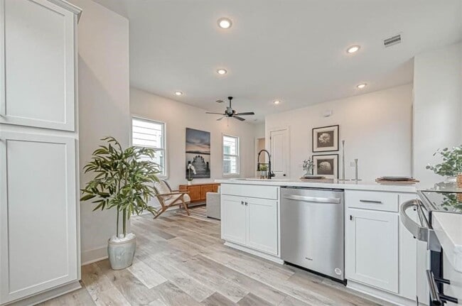 Foto del edificio - 8405 Schneider St