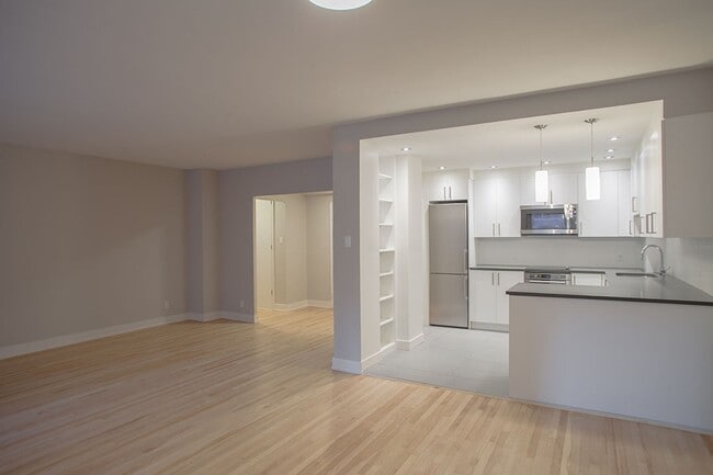 Building Photo - 3495 Rue de la Montagne