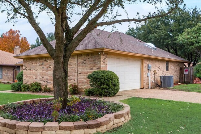 Foto del edificio - 7825 Silveridge Dr
