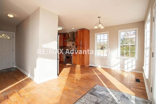 Building Photo - Picturesque 3-Bedroom Home with Cathedral ...