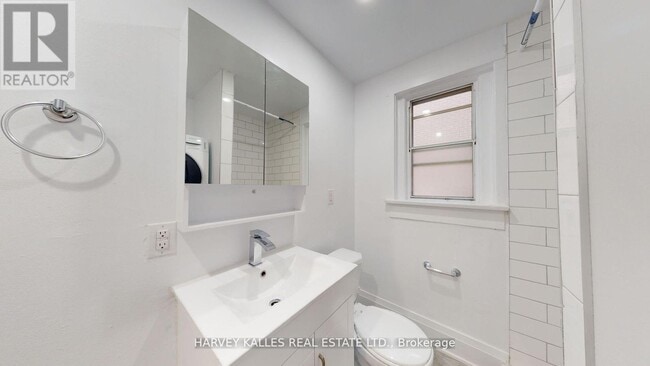 Building Photo - 1065 Bathurst St