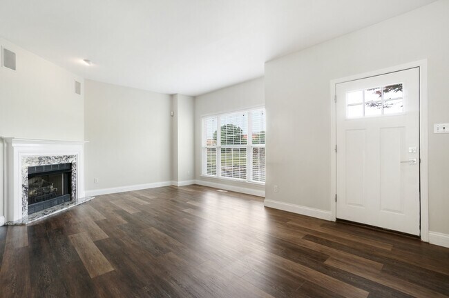 Foto del edificio - 909 N Hanley Rd