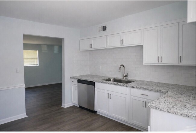 Foto del edificio - Dodson Courtyard Apartments Featuring Spring Move In Specials!