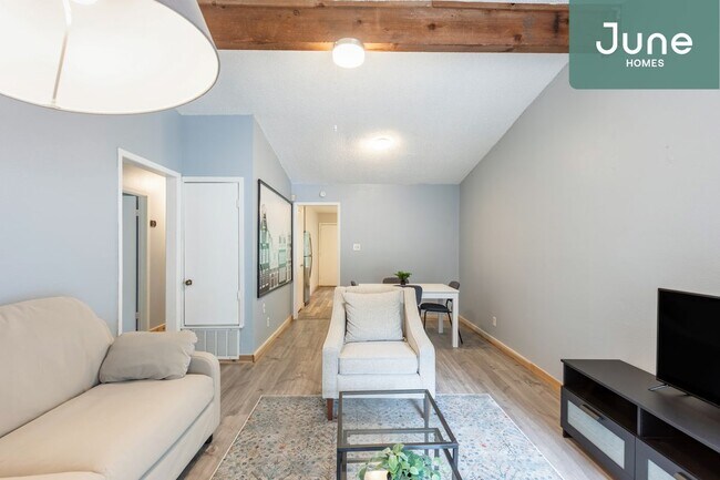 Foto del edificio - Queen room in 3-bed/1.5-bath Home